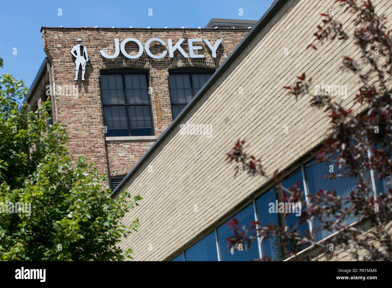 Un logo segno al di fuori della sede del Jockey International, Inc. in Kenosha, Wisconsin, il 23 giugno 2018. Foto Stock