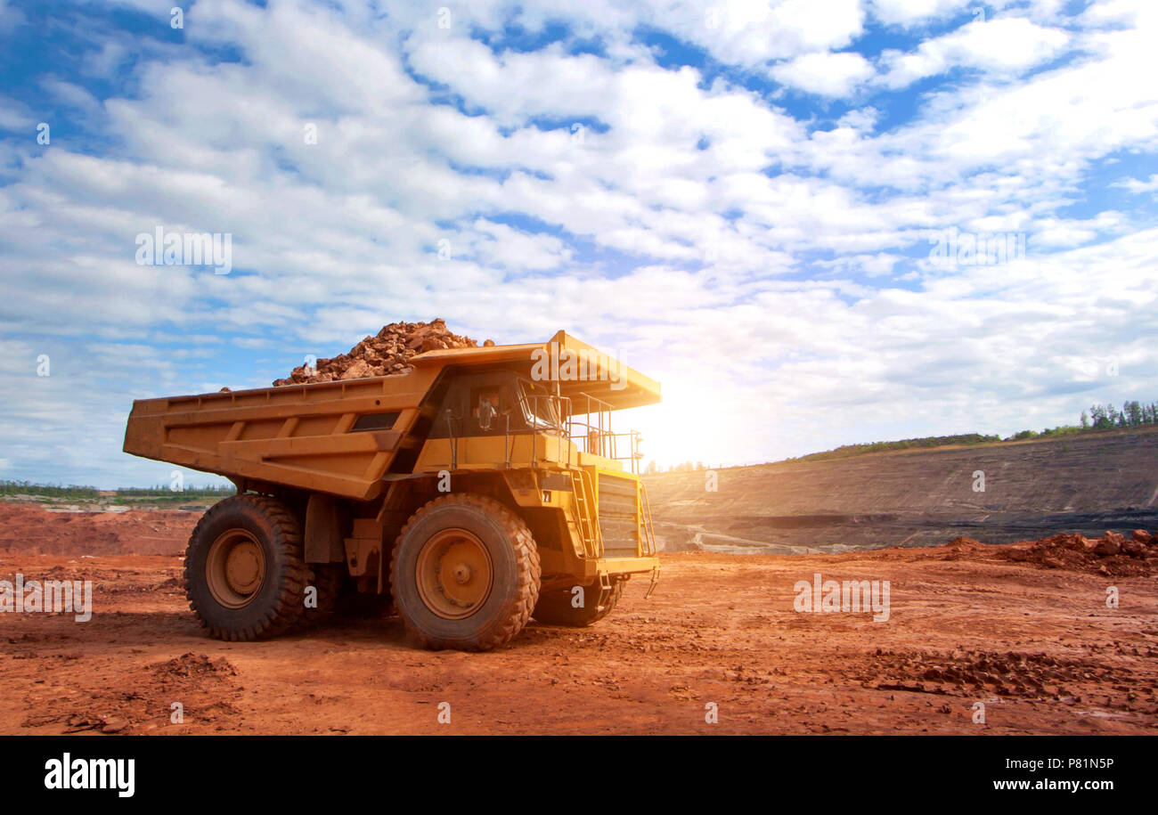 Grande giallo carrello minerario presso il sito di lavoro - luce solare per effetto del filtro Foto Stock