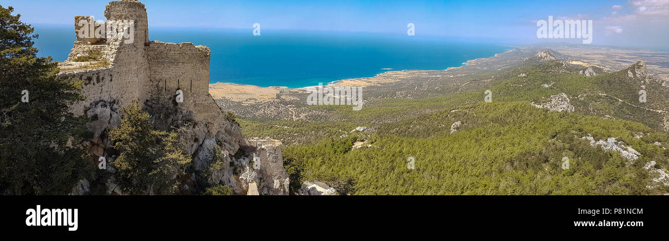 Kantara, Cipro - 29 Giugno 2018: ampio panorama del castello di Kantara, il castello più orientale delle tre Pentadaktylos mountain range castelli Foto Stock