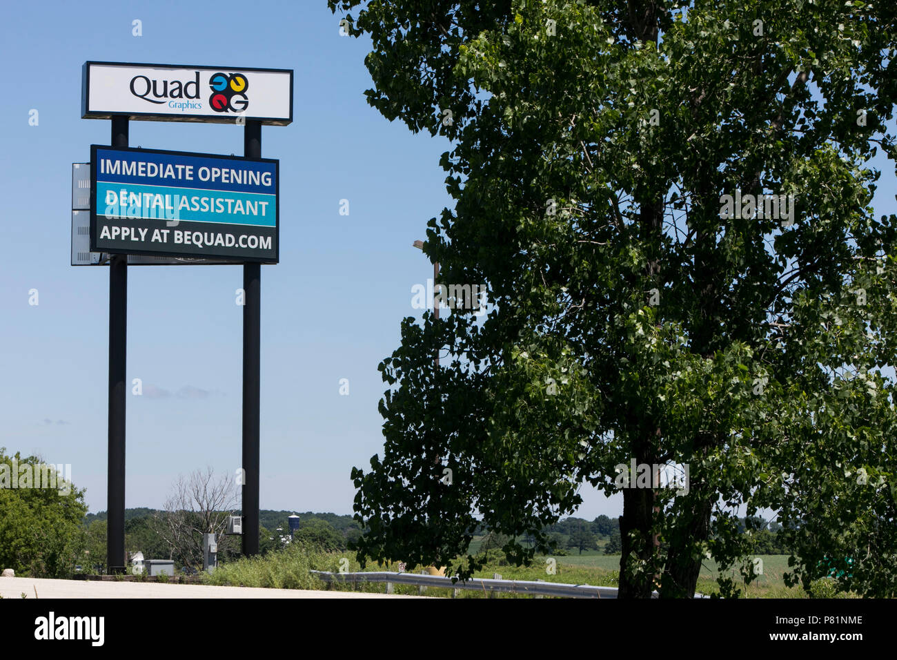 Un segno del logo al di fuori di una struttura occupata da Quad/Grafica in Lomira, Wisconsin, il 24 giugno 2018. Foto Stock
