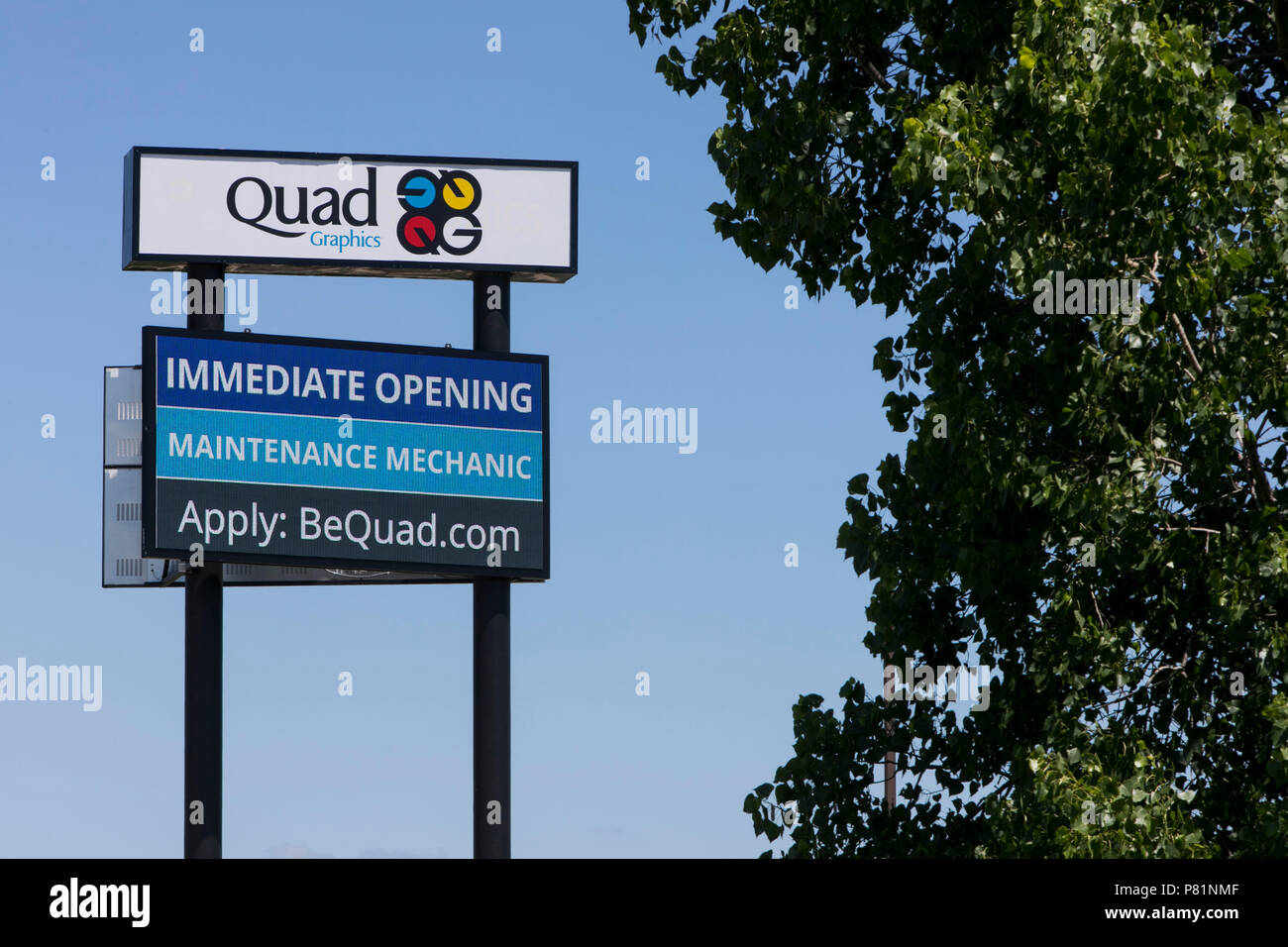 Un segno del logo al di fuori di una struttura occupata da Quad/Grafica in Lomira, Wisconsin, il 24 giugno 2018. Foto Stock