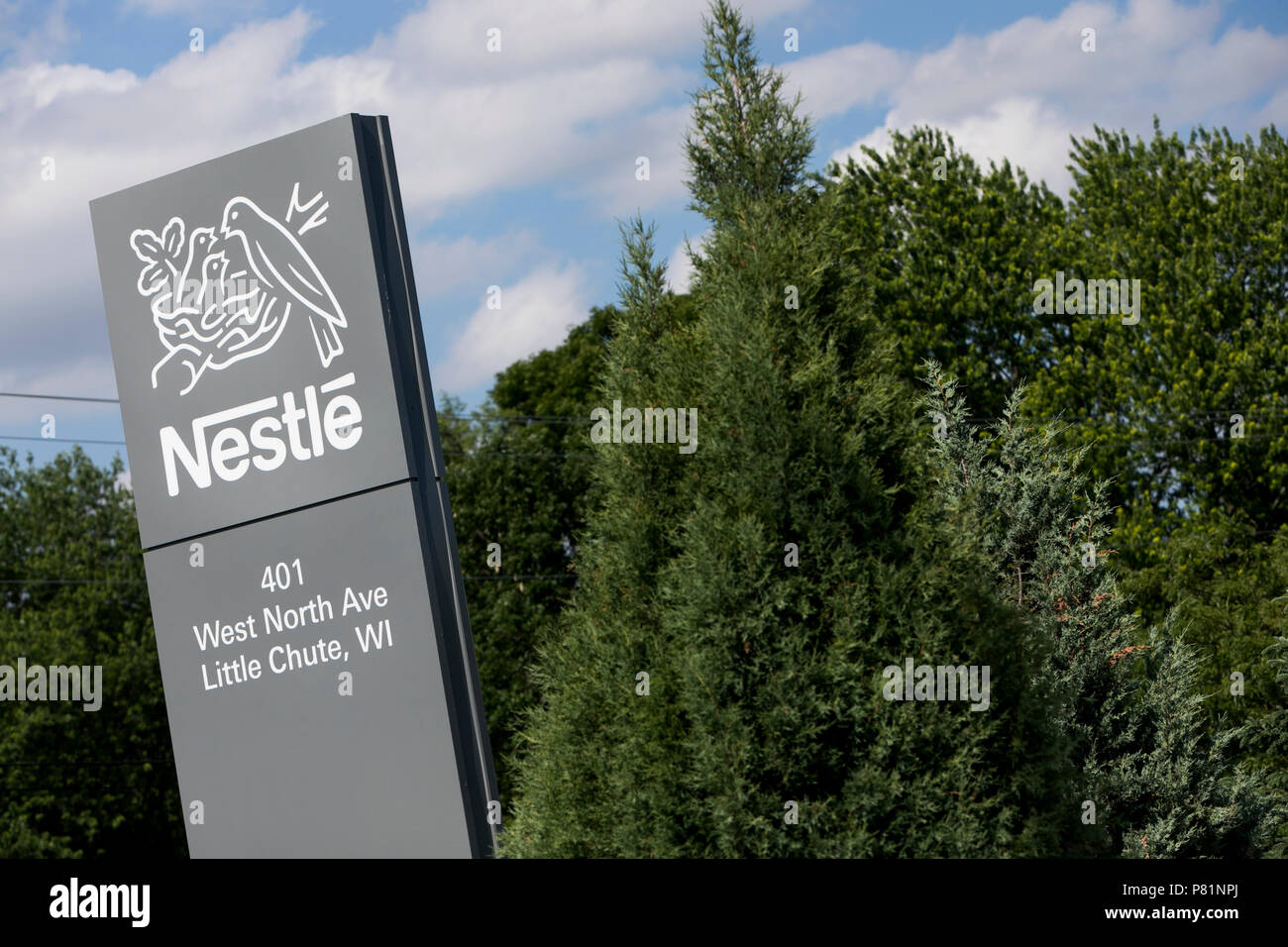 Un segno del logo al di fuori di una struttura occupata da Nestle USA in piccolo scivolo, Wisconsin, il 24 giugno 2018. Foto Stock