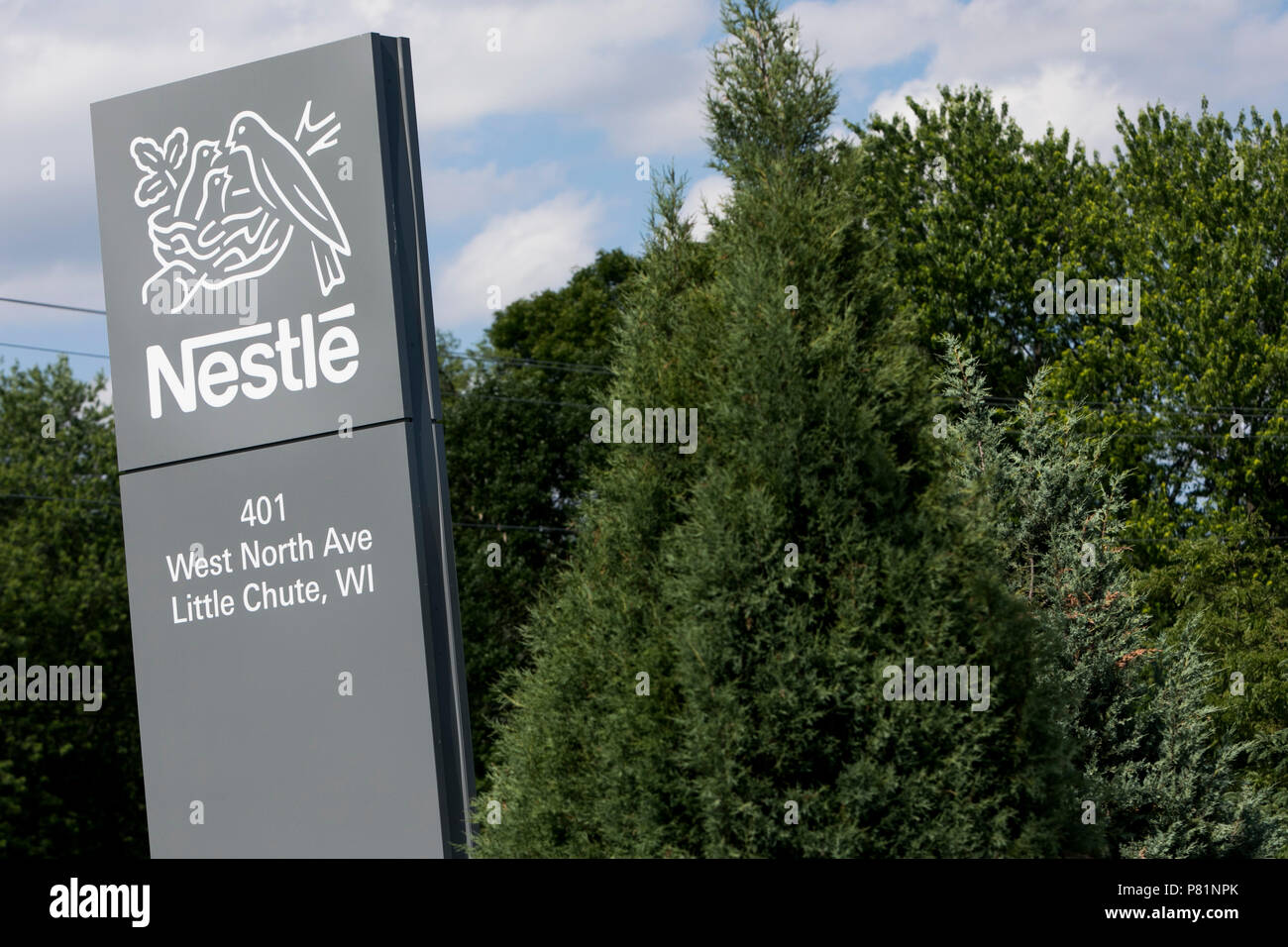 Un segno del logo al di fuori di una struttura occupata da Nestle USA in piccolo scivolo, Wisconsin, il 24 giugno 2018. Foto Stock