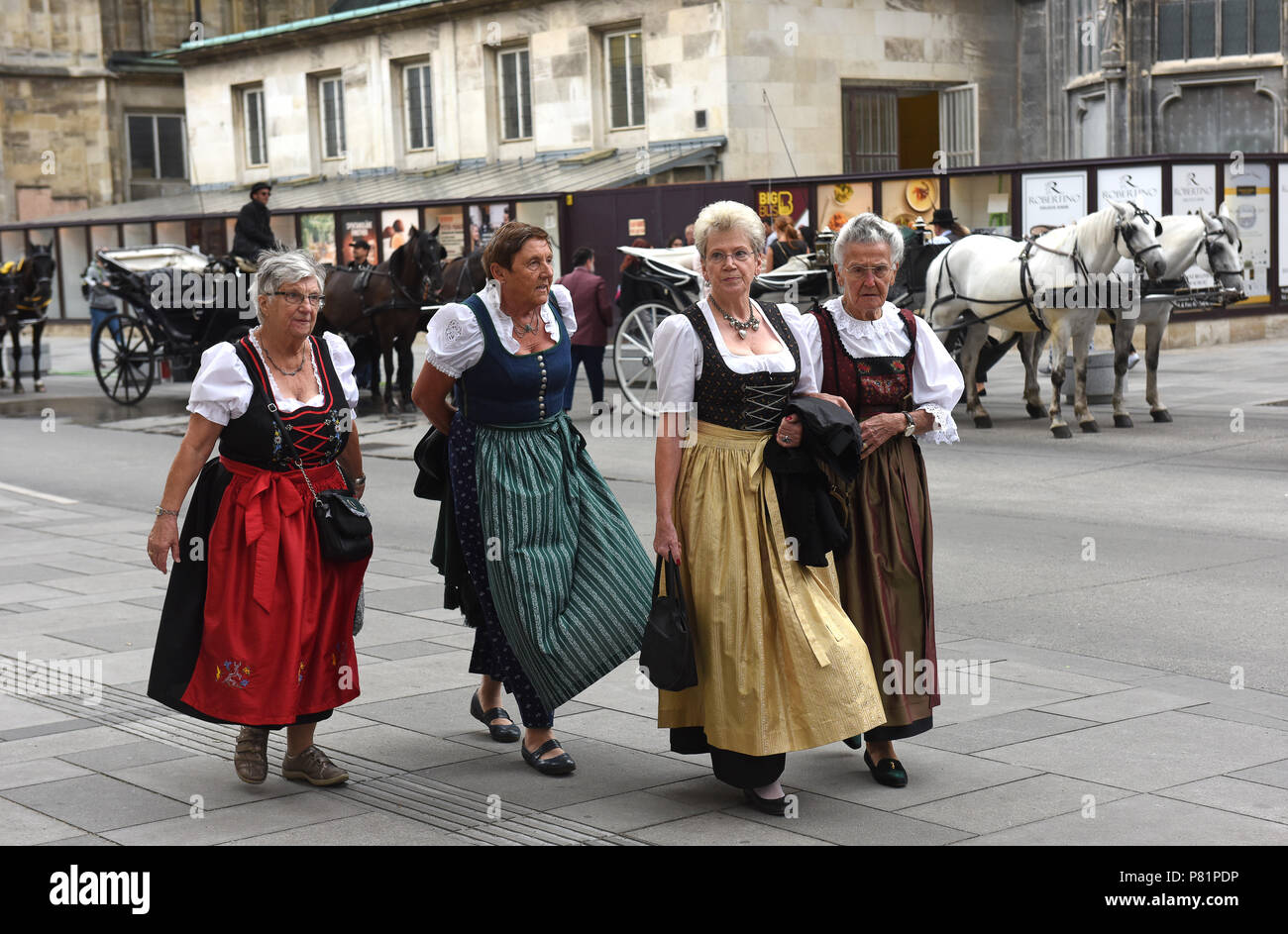 Austrian ladies in costume tradizionale a Vienna Austria Europa Foto Stock