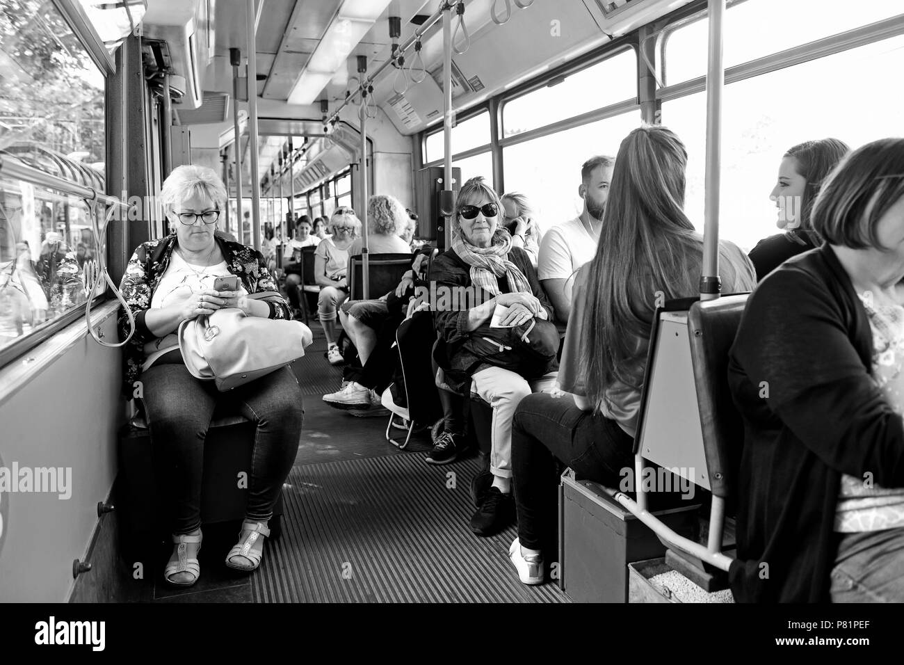 A Vienna in Austria i passeggeri sui pubblici tram il sistema dei trasporti in Europa Foto Stock