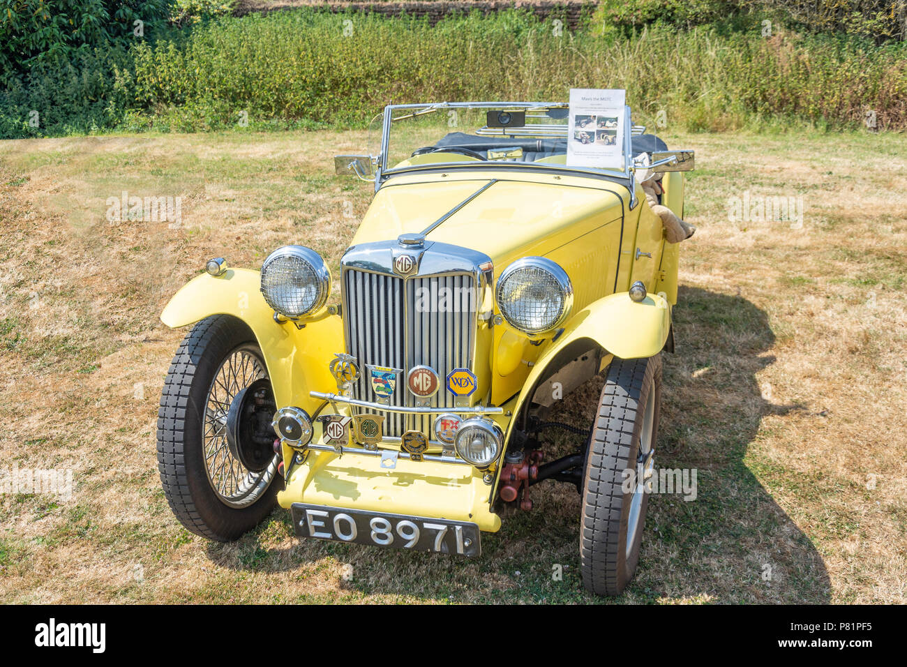 1949 mg di tipo T classic convertibile auto presso il Villaggio Laleham Fair, Laleham, Surrey, England, Regno Unito Foto Stock