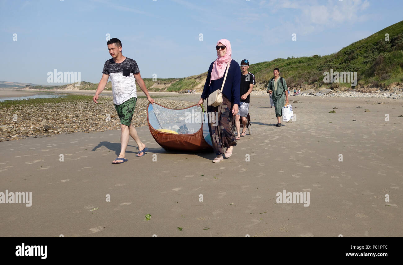 Famiglia sulla spiaggia di mare nel nord della Francia dipartimento del Pas-de-Calais nella regione francese Hauts-de-France. Foto Stock