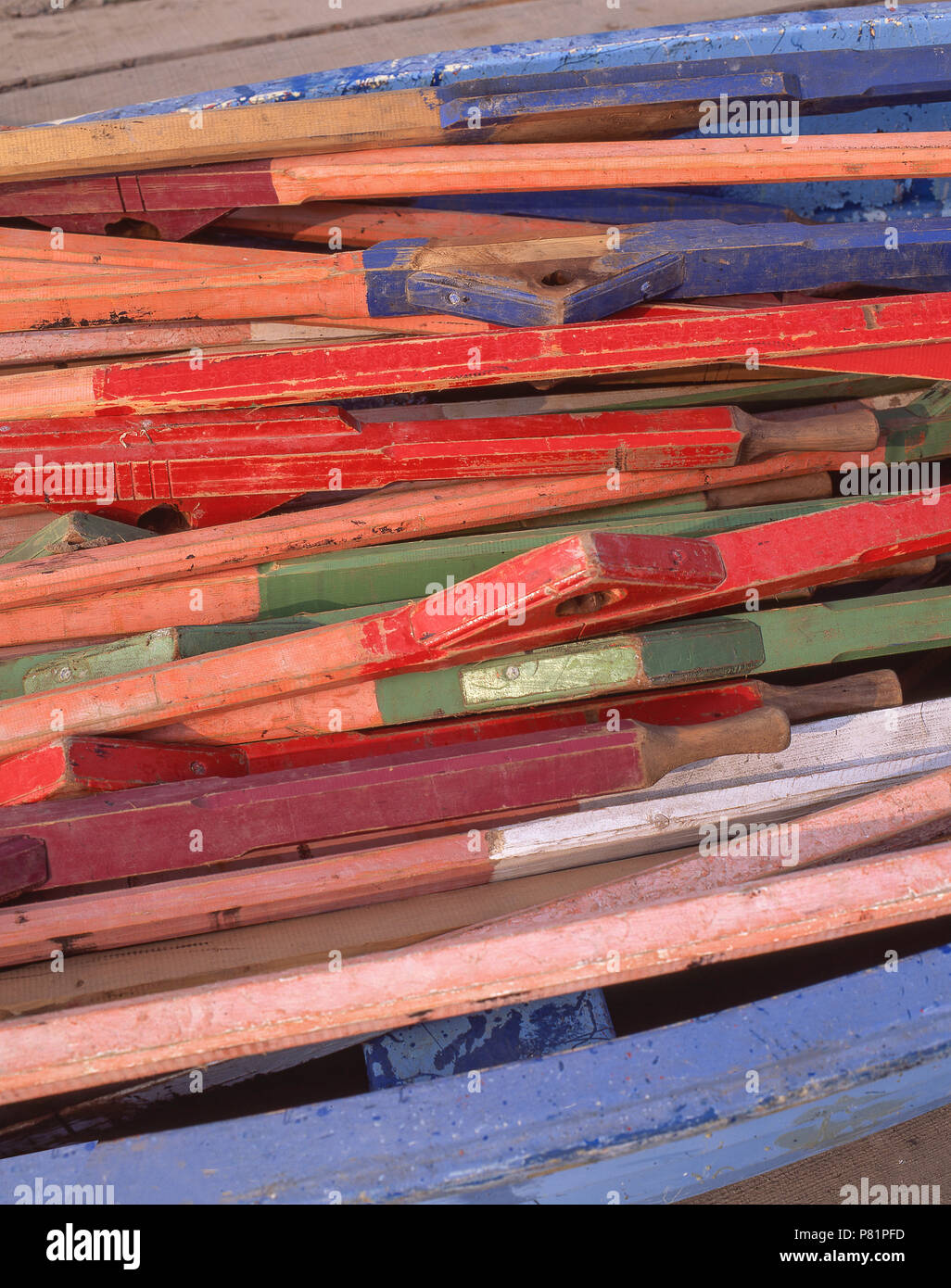 Remi in legno su squallide sulla spiaggia, Ring of Kerry (Morchuaird Chiarrai), nella contea di Kerry, Provincia di Munster, Repubblica di Irlanda Foto Stock