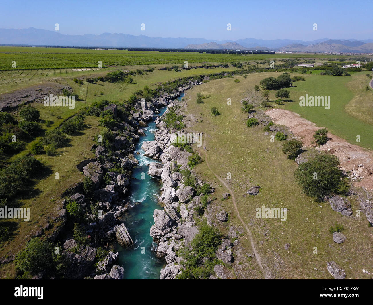 Il Cijevna fiume che scorre attraverso l'Albania e Montenegro per alcuni 64,7 chilometri prima della fusione con il Morača. Foto Stock