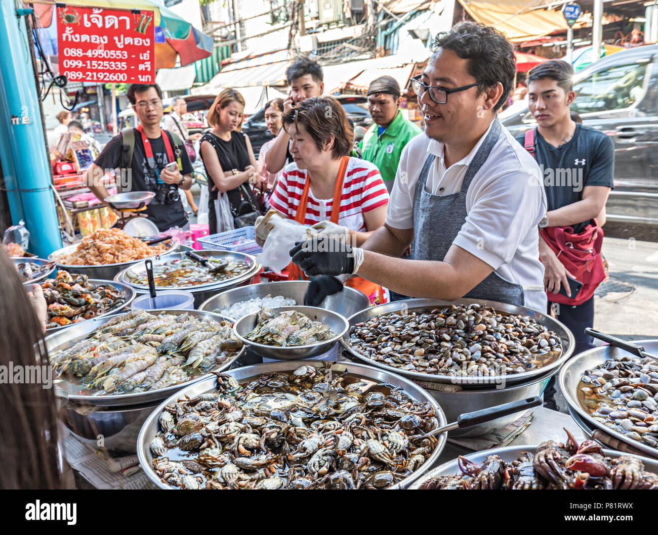 Venditore ambulante vendita di pesce e frutti di mare, Bangkok, Thailandia Foto Stock