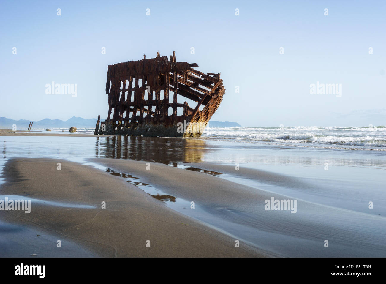 Il relitto del Peter Iredale, 100-anno-vecchio naufragio abbandonate nella fossa di Clatsop, Fort Stevens del Parco Statale di Astoria, Oregon, Stati Uniti d'America. Foto Stock