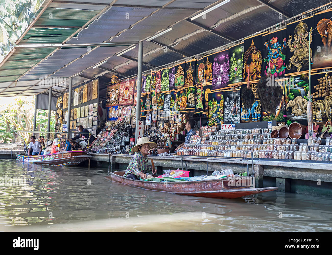 Donna di vendita di alimenti da barca, Tha Kha mercato galleggiante, Thailandia Foto Stock