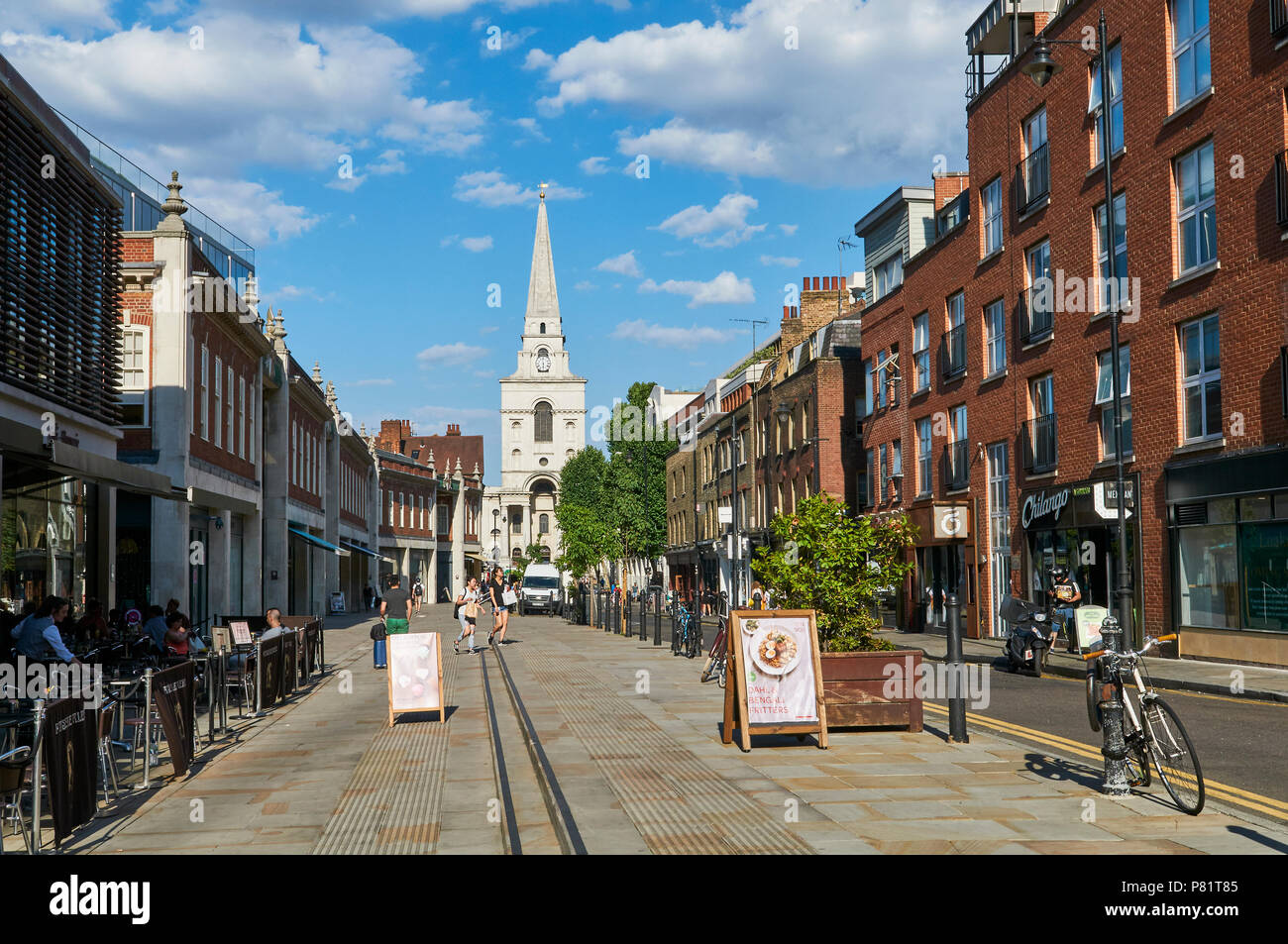 Brushfield Street nel quartiere di Spitalfields, East London UK, con la Chiesa di Cristo e Spitalfields Market Foto Stock