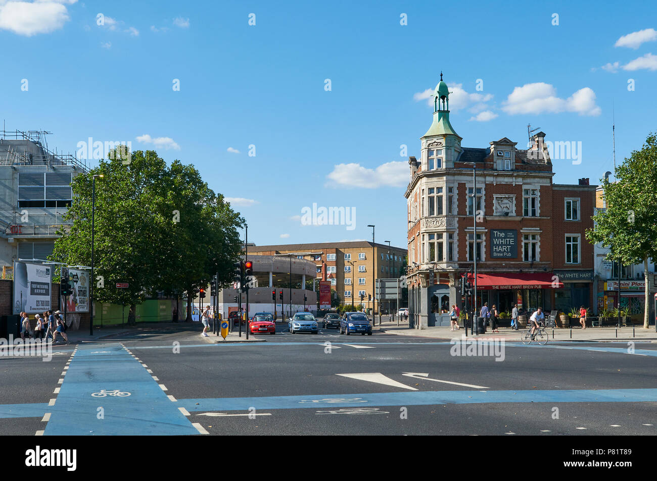 Whitechapel Road all'incrocio con la Cambridge Road, East London UK, con il White Hart pub dell'angolo Foto Stock