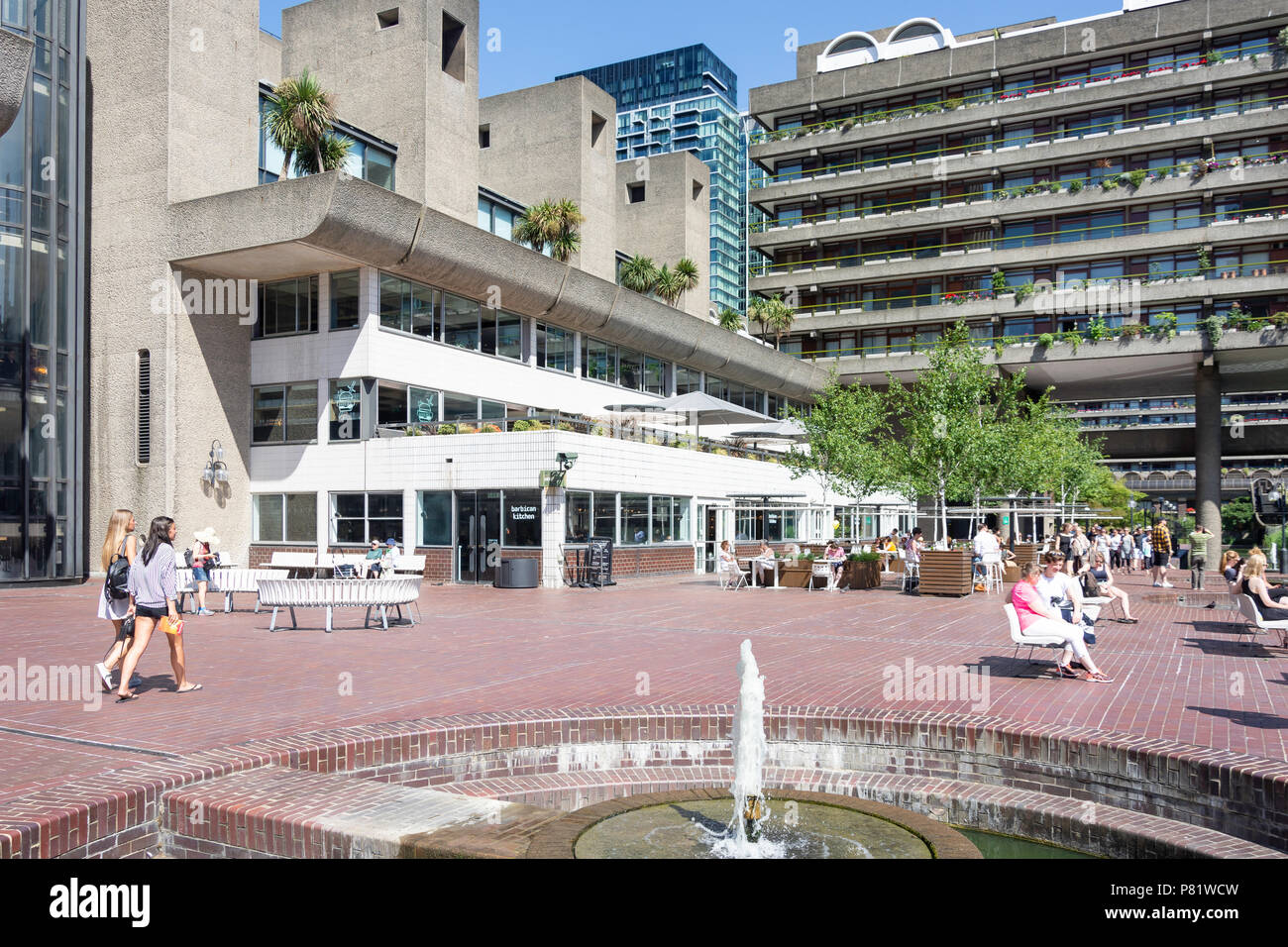 Terrazza sul lago, Barbican station wagon, Barbican, la City di Londra Greater London, England, Regno Unito Foto Stock