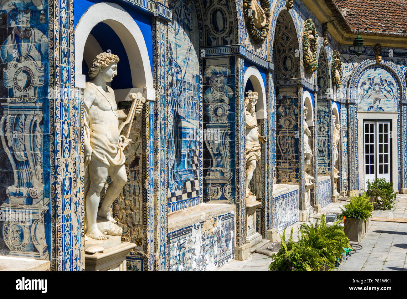 Lisbona, Portogallo, Palacio Fronteira con la sua scultura e giardino d'acqua Foto Stock