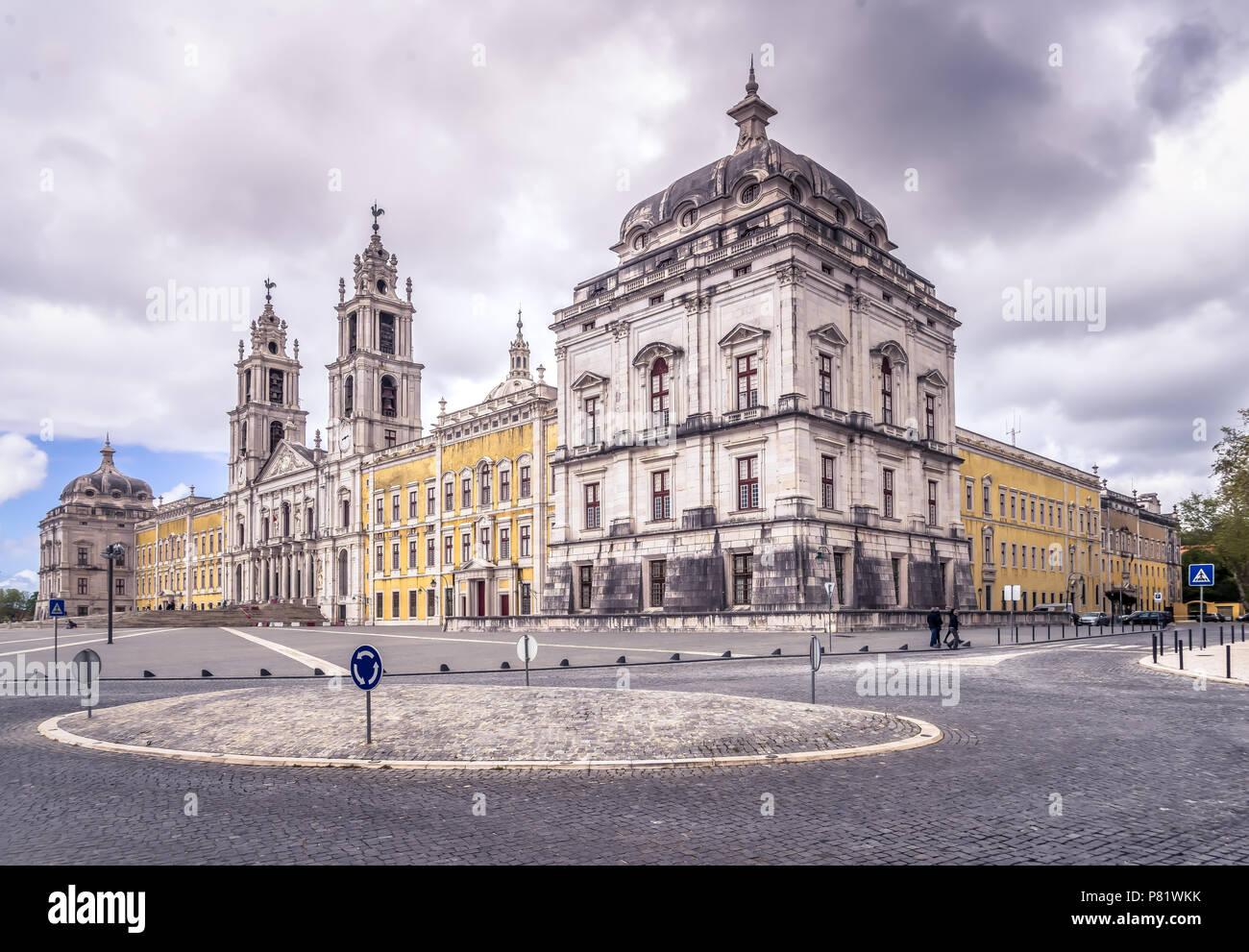 Il Portogallo, il Palazzo e la chiesa di Mafra, 1717-55. Più grande palazzo e chiostro complesso in Portogallo con alcuni 1200 camere. Solo la chiesa con 6 organi. Foto Stock