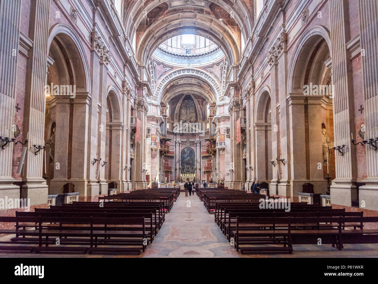 Il Portogallo, il Palazzo e la chiesa di Mafra, 1717-55. Più grande palazzo e chiostro complesso in Portogallo con alcuni 1200 camere. Foto Stock