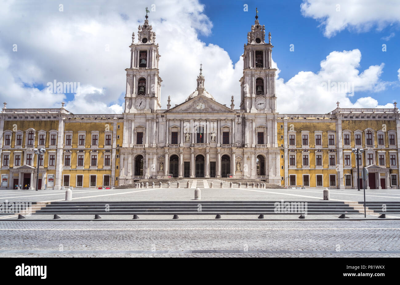 Il Portogallo, il Palazzo e la chiesa di Mafra, 1717-55. Più grande palazzo e chiostro complesso in Portogallo con alcuni 1200 camere. Foto Stock