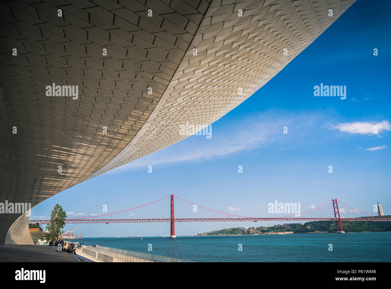 Lisbona, Portogallo, Museum Maat (Museu Arte, Arquitetura, tecnologia). Famoso ponte 25 de Abril sullo sfondo. Si estende per 2277,64 m. Foto Stock