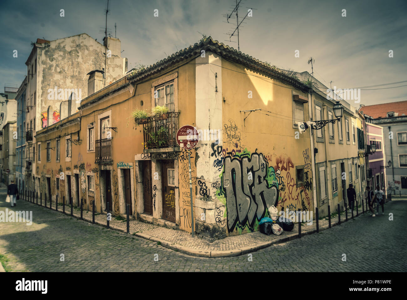 Lisbona, Portogallo, street nel Bairro Alto. Uno dei rari luoghi nel Bairro Alto dove restauration hase non è ancora iniziato. Foto Stock