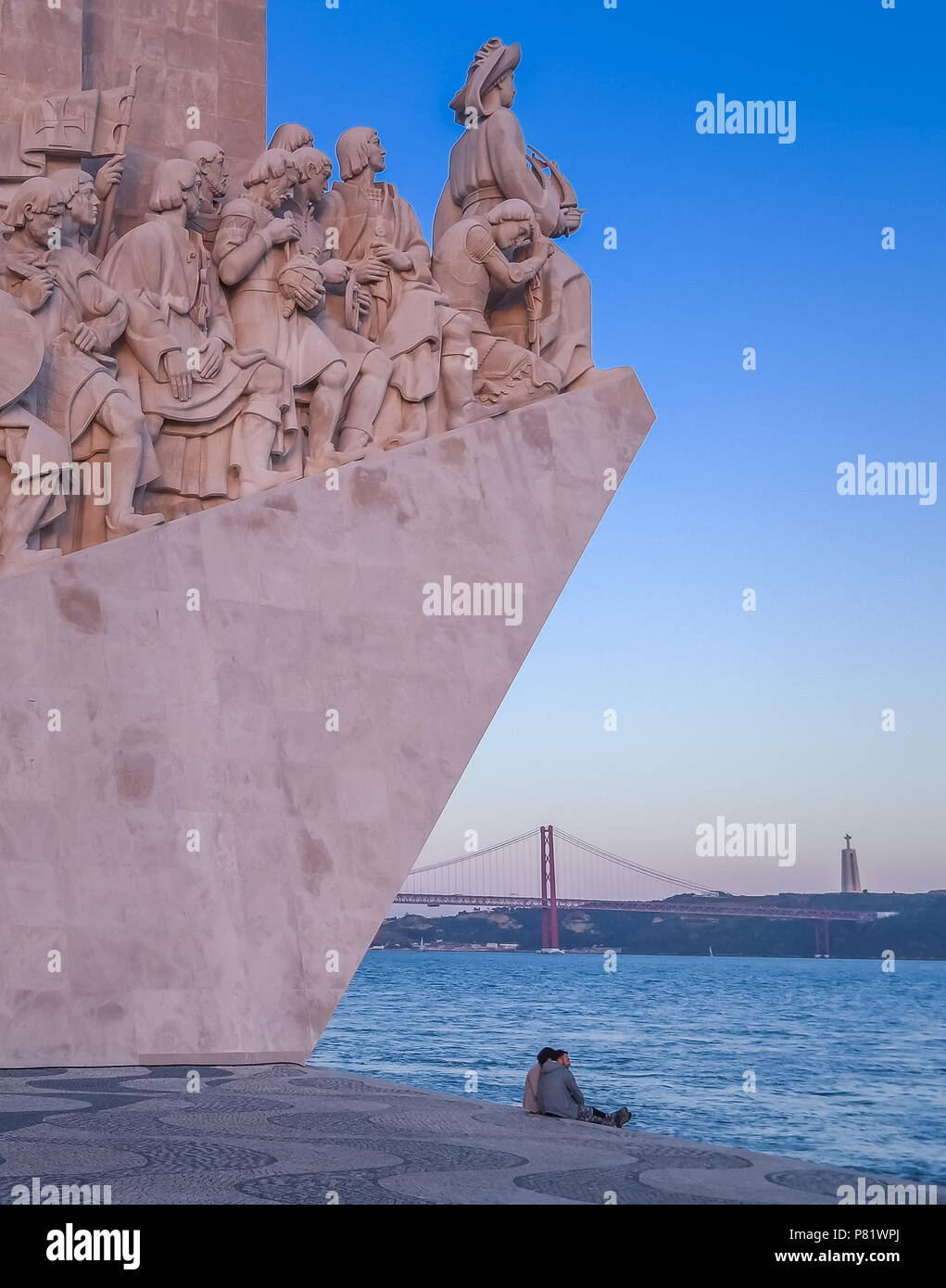Lisbona, Portogallo, monumento delle scoperte, Padrão dos Descobrimentos. Famoso ponte 25 de Abril sullo sfondo. Si estende per 2277,64 m. Foto Stock