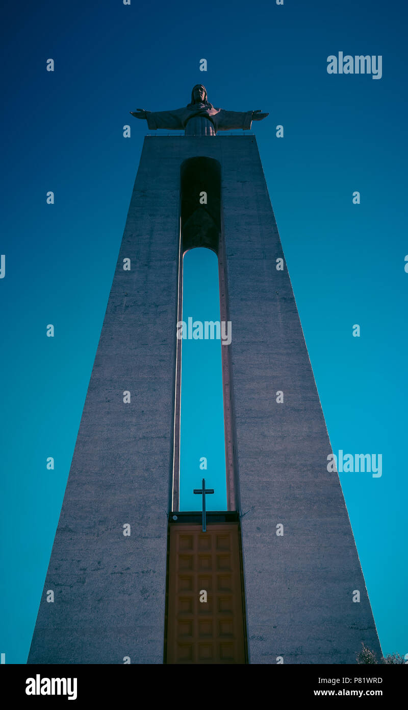 Lisbona, Portogallo. Il monumento Cristo Rei nel quartiere di Almada è alto 103 metri ed è stato inaugurato nel 1959. Foto Stock