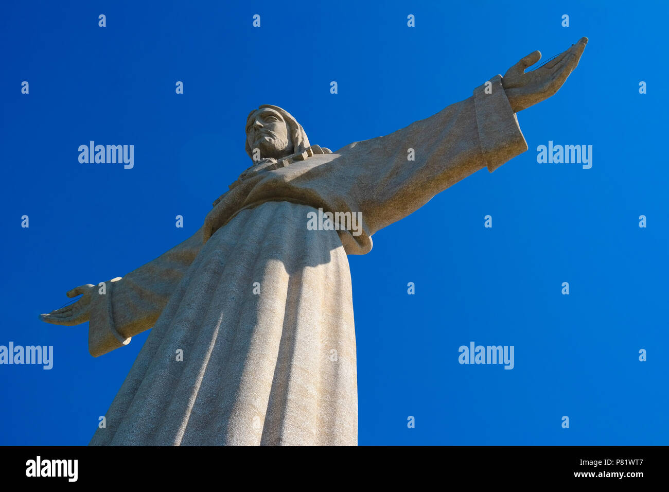 Lisbona, Portogallo. Il monumento Cristo Rei nel quartiere di Almada è alto 103 metri ed è stato inaugurato nel 1959. Foto Stock