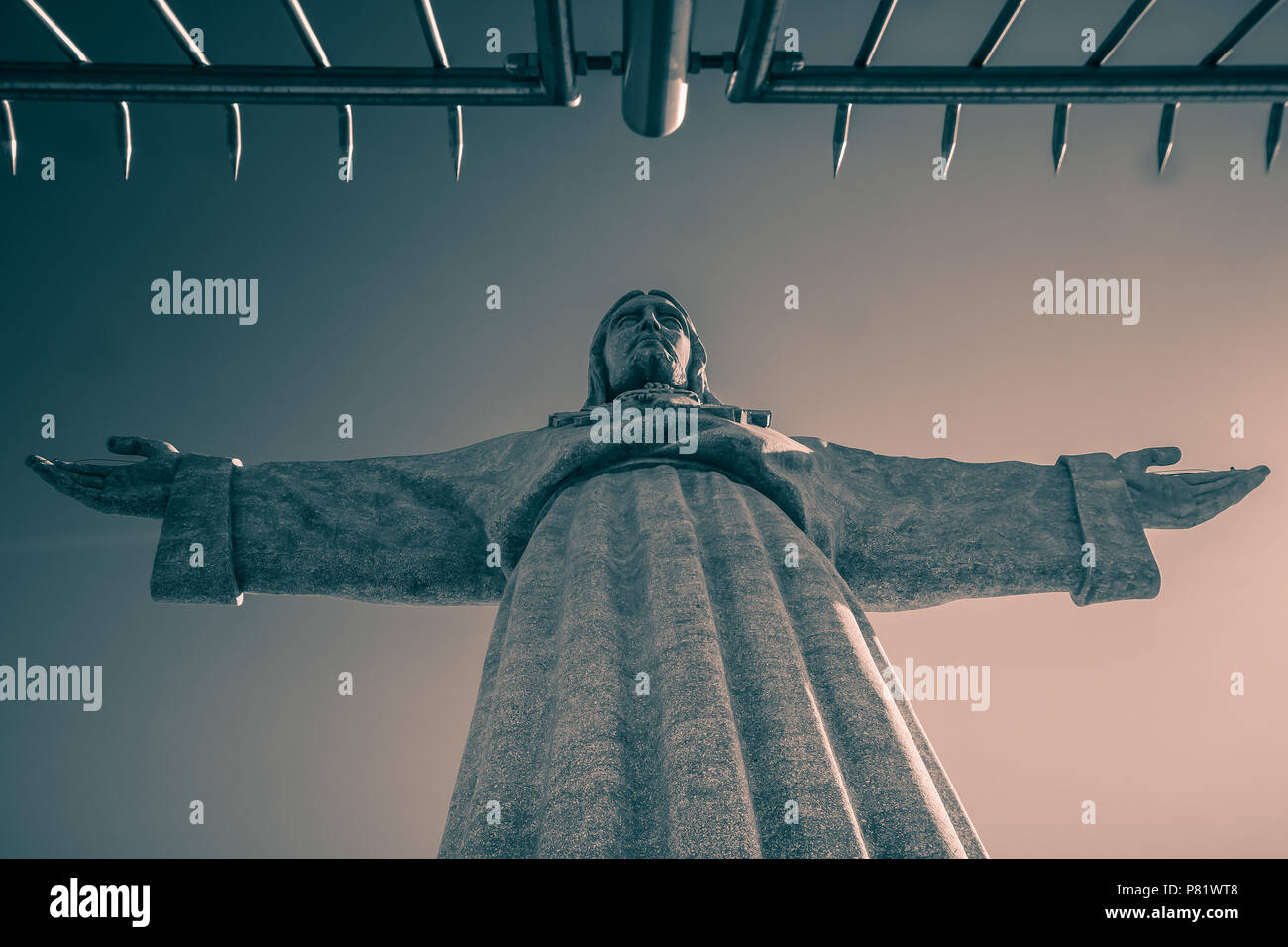 Lisbona, Portogallo. Il monumento Cristo Rei nel quartiere di Almada è alto 103 metri ed è stato inaugurato nel 1959. Foto Stock