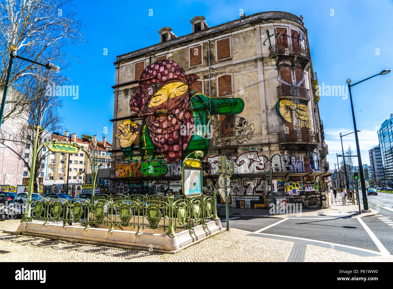 Lisbona, Portogallo, graffiti da Os Gêmeos Foto Stock