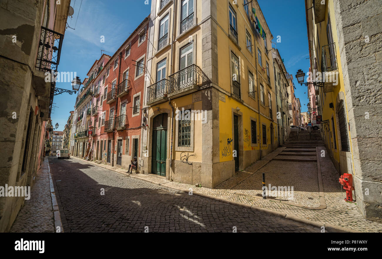 Lisbona, Portogallo, Street nel quartiere Bairro Alto Foto Stock
