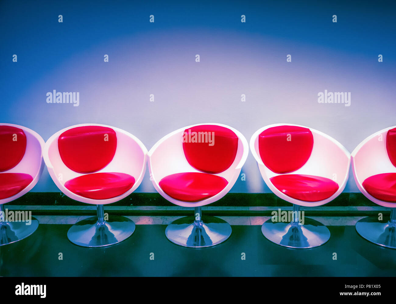Filiera di sedie a bolla retrò rosse e bianche, seduta lounge futuristica, concetto di design minimalista audace Foto Stock