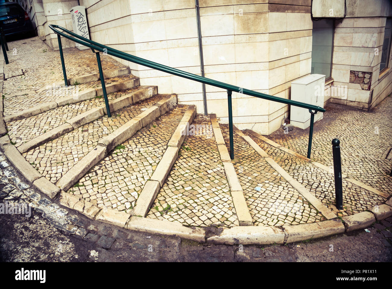Lisbona, Portogallo, ripida strada con stair intorno ad un angolo Foto Stock