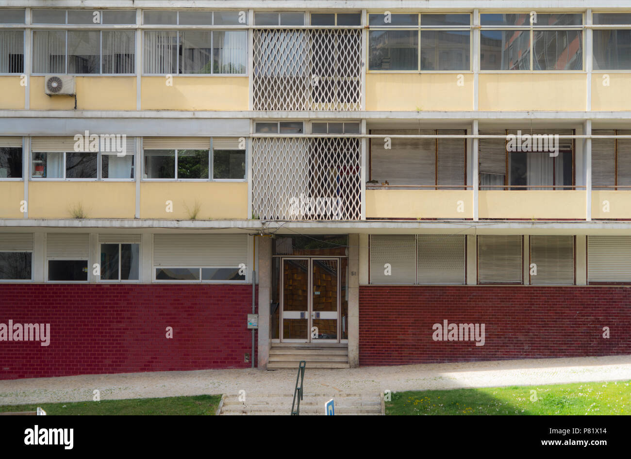 Edificio residenziale modernista portoghese, Avenida Infante Santo, Lisbona, Portogallo Foto Stock