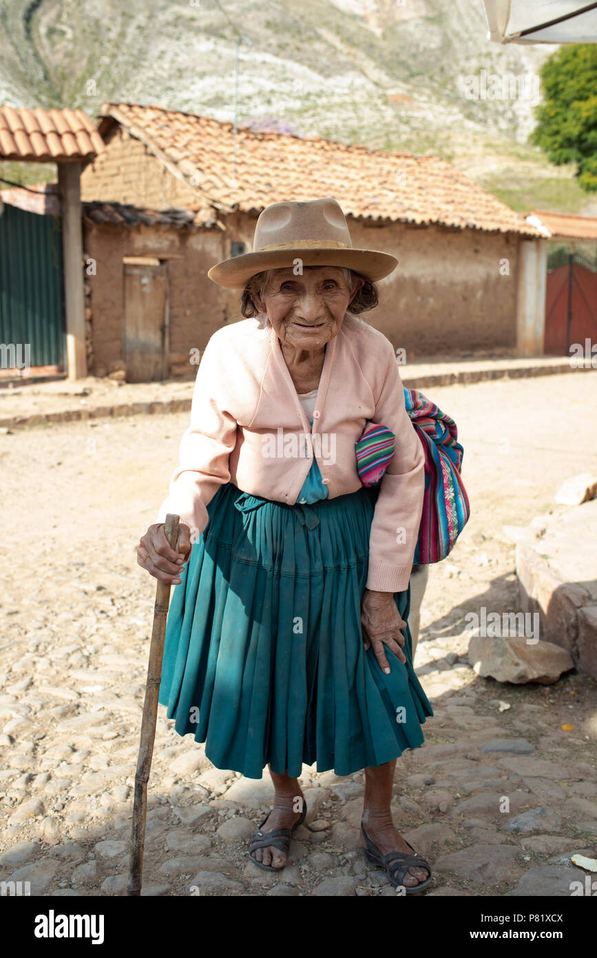 Un 72-year-old Lady abitante del piccolo villaggio di Torotoro, Dipartimento di Potosí, Bolivia (dove i locali ancora parla Quechua). Foto Stock