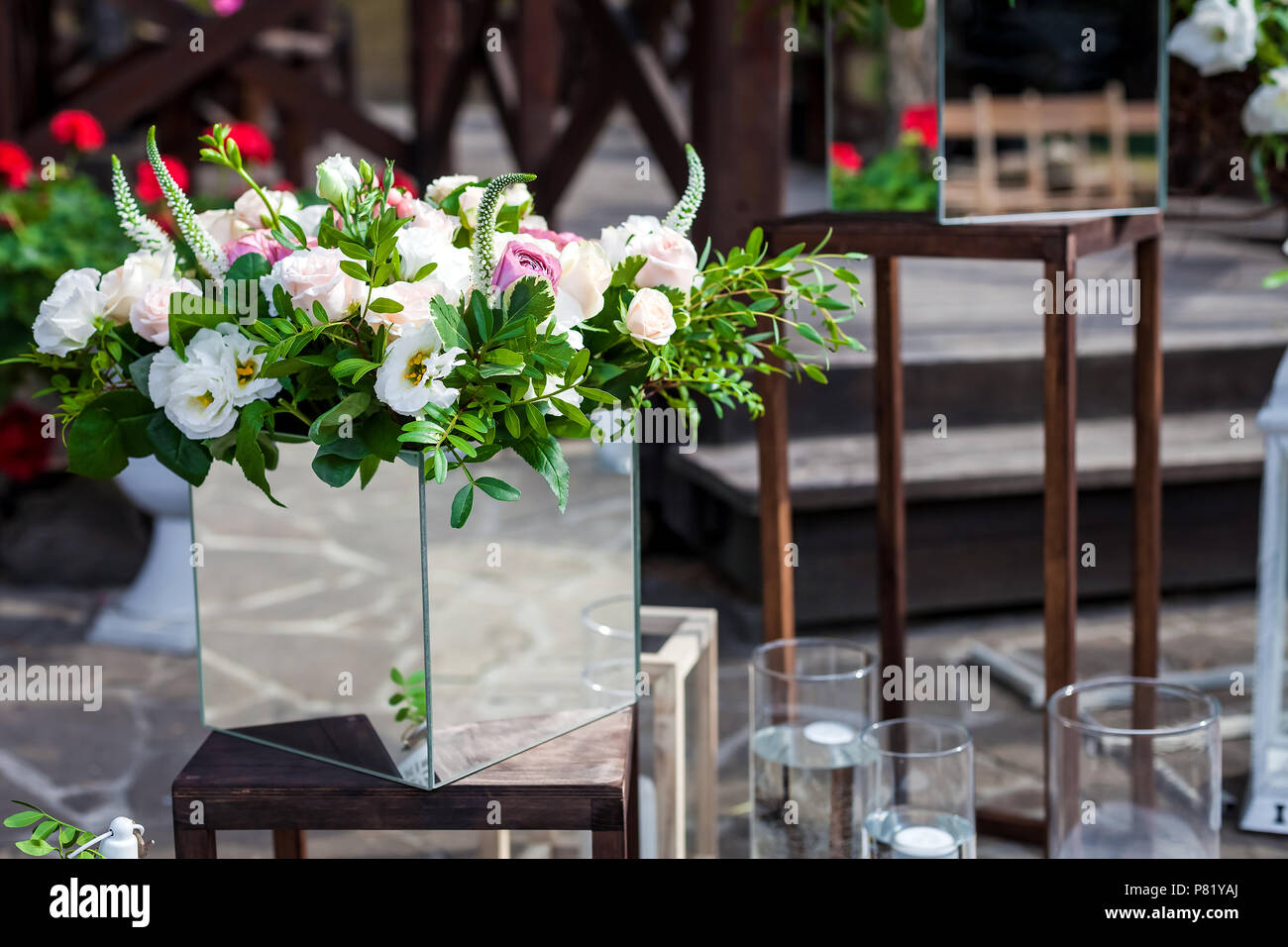 Bouquet di fiori in vasi di insoliti per esterno Foto Stock