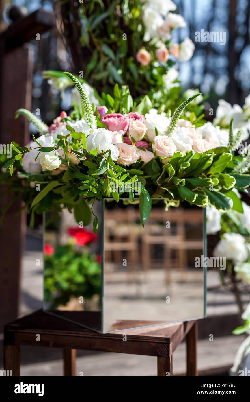 Grandi bouquet di fiori in un vaso futuristico outdoor Foto Stock