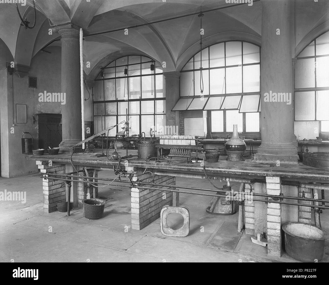 Arbeitstisch 151 ETH-BIB-Zurigo, ETH Zürich, Chemiegebäude (cabina), Destillierraum n. 18b (Unteres Laboratorium)-ans 00402-F Foto Stock