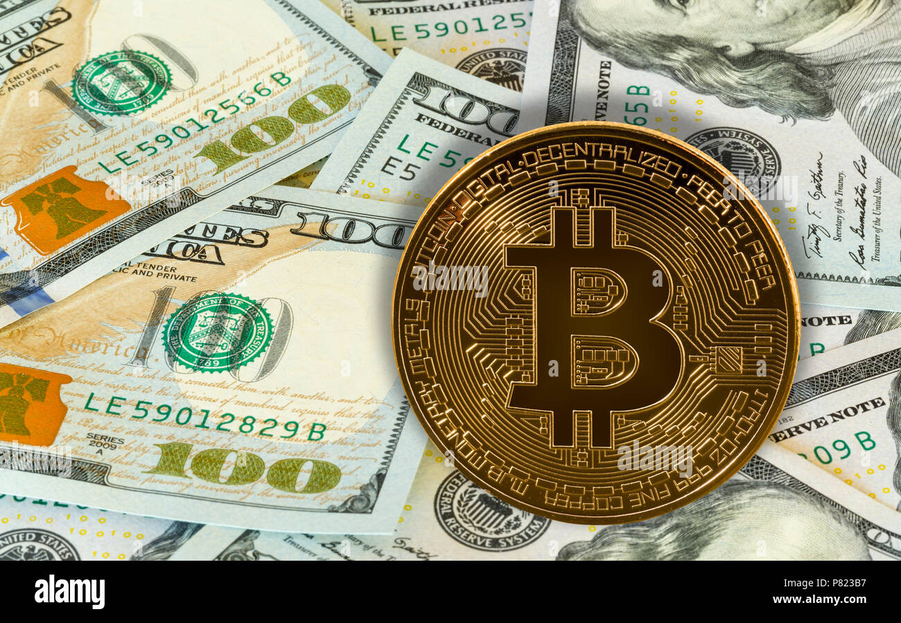 Bitcoin sovrapposti contro 100 dollar US fatture o note Foto Stock