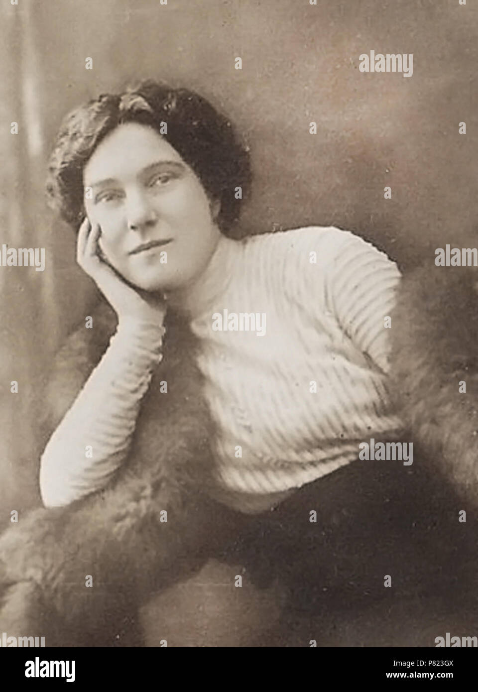 Inglese: dettaglio dall'immagine di attrice Suzanne Desprès su un Felix Potin 2e (seconda) Raccolta carta dalla Francia (1908) 2 15/16" x 1 5/8" (7,5 x 4 cm) . 1908 359 Suzanne Despres dettaglio dalla collezione Felix Potin Foto Stock