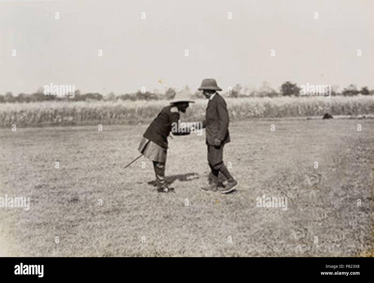 Inglese: Primo ministro nepalese Chandra Shamsher Jung Bahadur Rana (sinistra) saluto Re Giorgio V durante un viaggio di caccia al Nepal Terai nel 1911. 1911 88 Chandra george 1911 Foto Stock