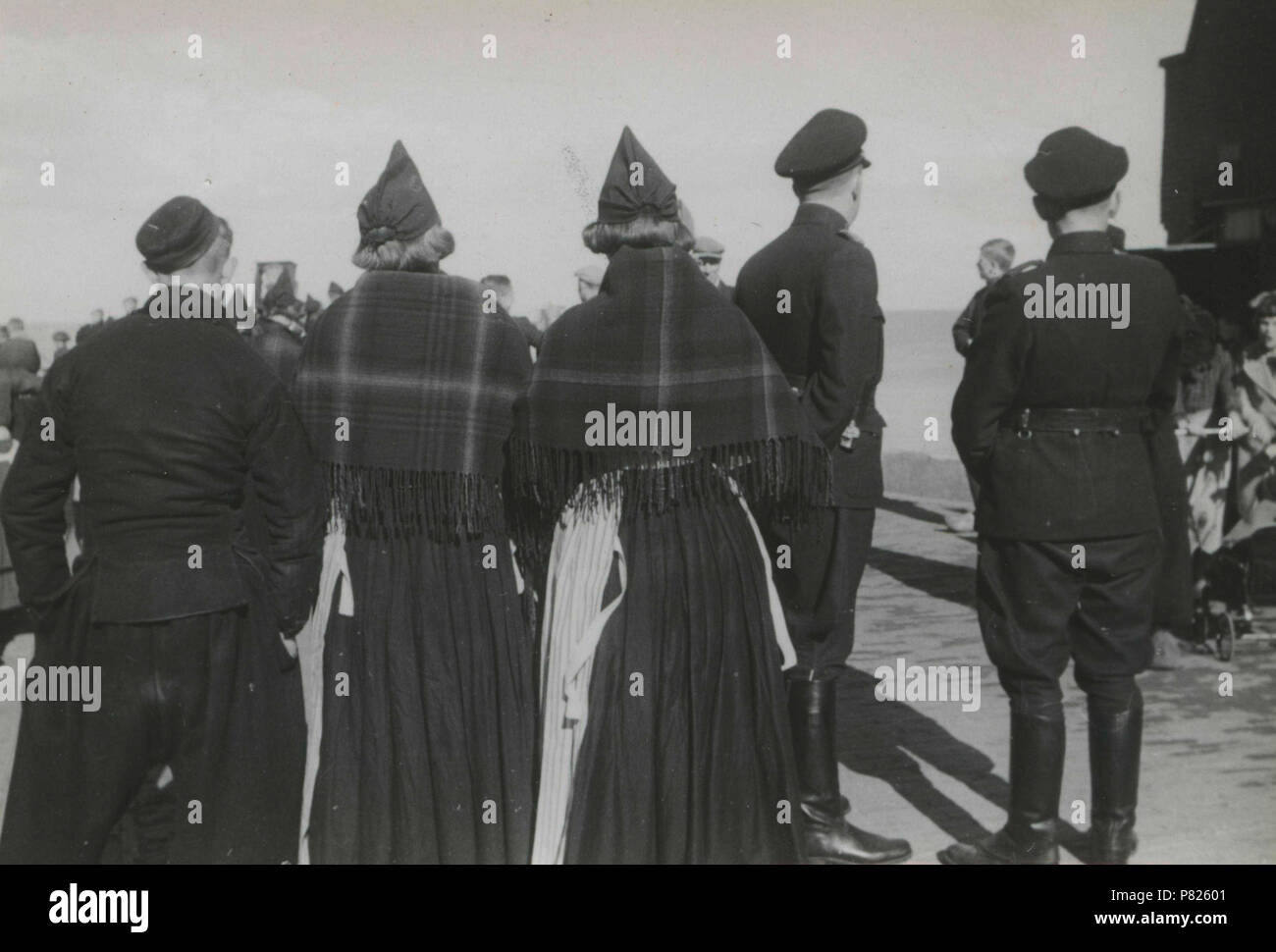 . La Propaganda Volendam. Nederlands: Propaganda voor de Nationale Jeugdstorm, compleet met geluidswagen, op de havenkade van Volendam. Deze foto è afkomstig uit het archief van de Fotodienst der NSB. 1 Aprile 1944 322 Propaganda Volendam - der Fotodienst NSB - NIOD - 211807 Foto Stock