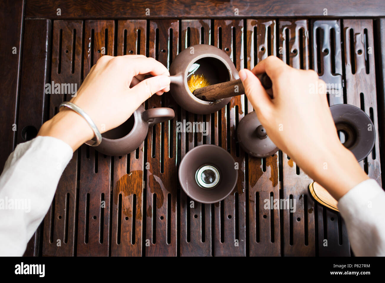 La cerimonia del tè, Donna di pulizia di apparecchiature di tè con un pennello prospettiva in prima persona Foto Stock