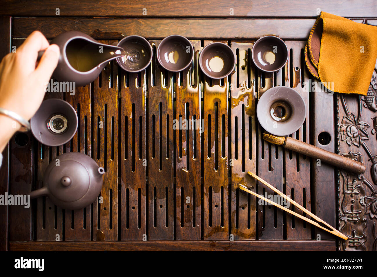 Cerimonia del tè cinese, Donna versando tradizionalmente preparato tè Foto Stock