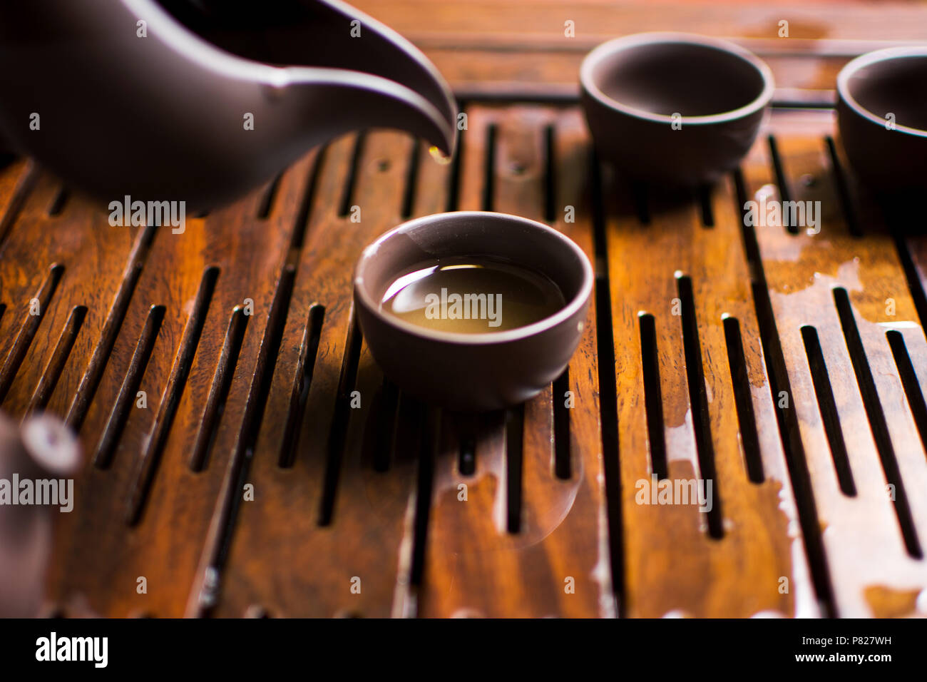 Cerimonia del tè cinese, Donna versando tradizionalmente preparato tè Foto Stock