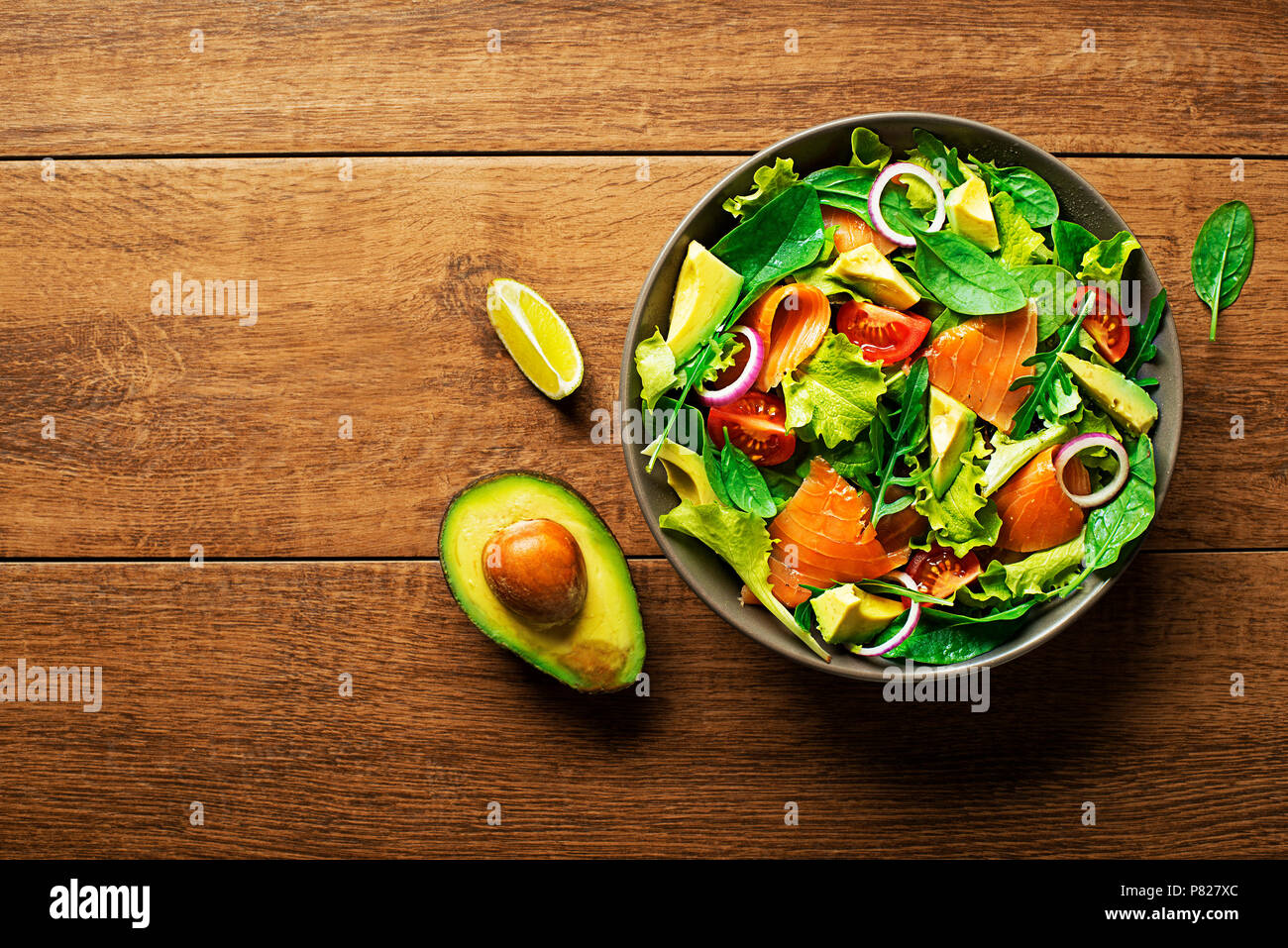 Fresca insalata verde con salmone affumicato e avocado Foto Stock