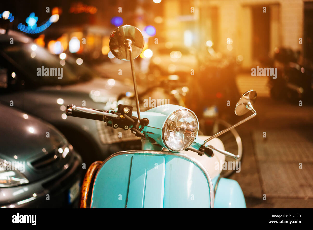 La luce blu scooter retrò su strada Foto Stock