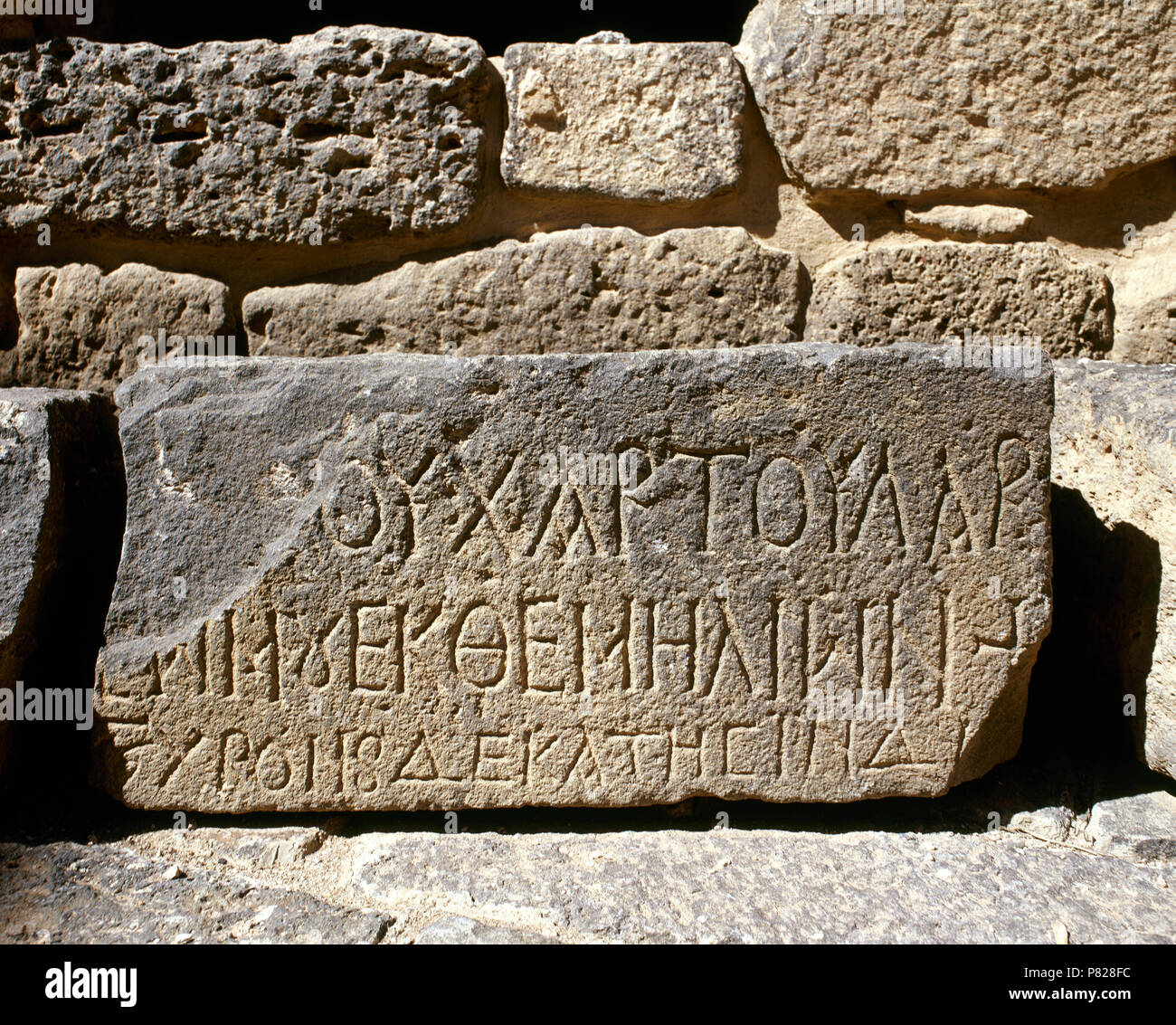 La Siria. Bosra (Busra al-Sham). Daraa distretto. Iscrizione scolpita su una lastra di pietra. Teatro romano. Foto Stock