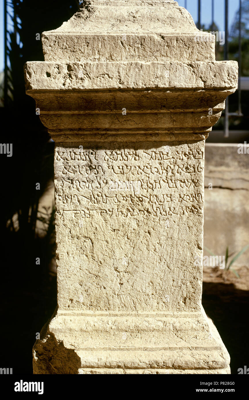 La Siria. Palmyra città. Altare di pietra con iscrizione in corsivo Palmyrene (dialetto aramaico, alfabeto semitiche). Esso è stato utilizzato tra 100 BC-300 BC. (Foto scattata prima della Siria Guerra civile). Foto Stock