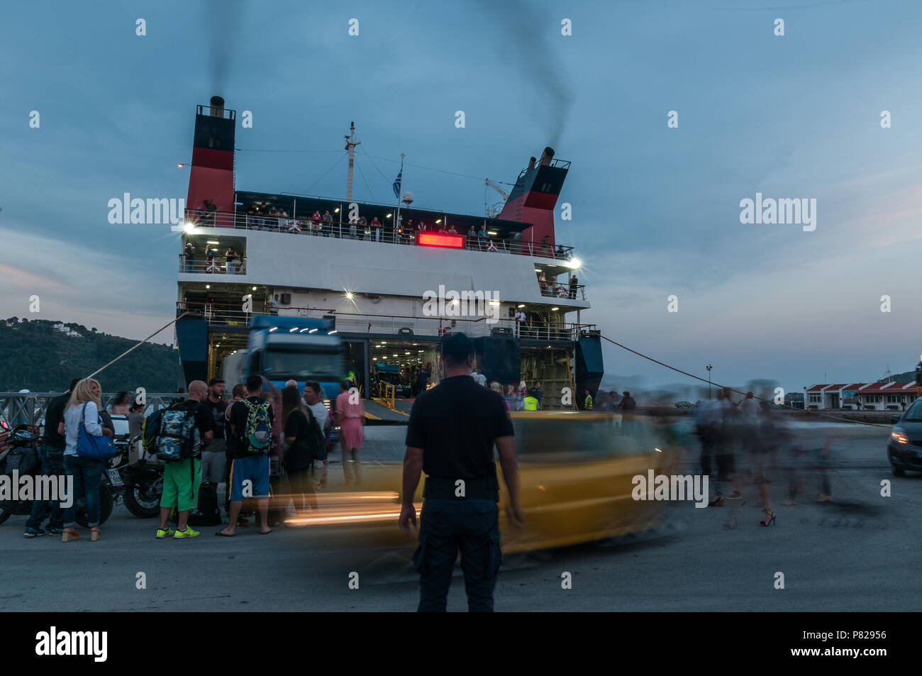 Skiathos, Grecia. 01 Giugno 1017: Aqua ferries nave il carico e lo scarico delle persone, delle merci e dei veicoli nel vecchio porto di Skiathos, Grecia. Foto Stock